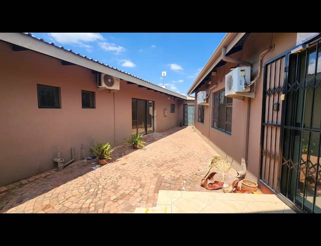 217M² OFFICE FOR SALE IN RUSTENBURG CENTRAL